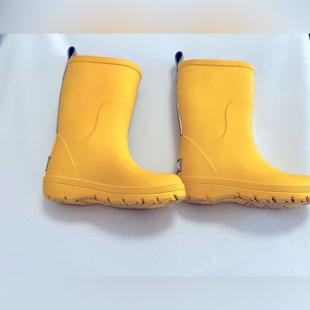Like new totes boots!
